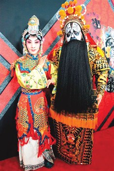 中国侨网3D京剧电影《霸王别姬》由尚长荣(右）和史依弘领衔主演。