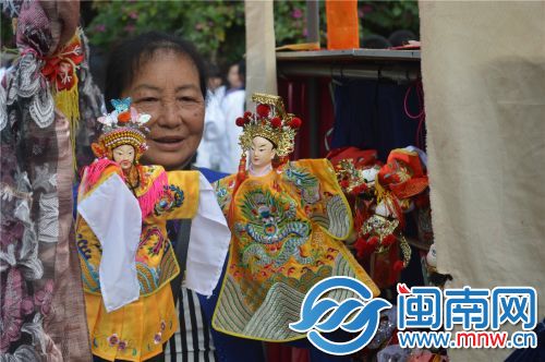 中国侨网南安罗东镇红霞掌中木偶剧团的掌门人陈红霞带来掌中木偶表演。