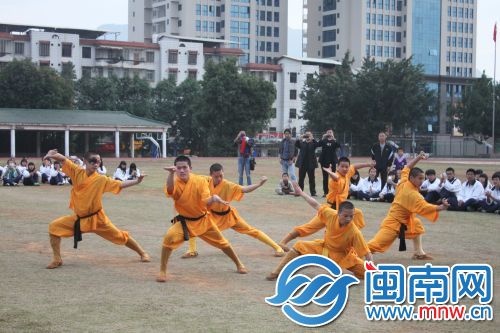 中国侨网泉州少林寺武僧团带来了南少林武术表演。