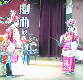中国侨网新山融和兴儒乐社的少儿演出者，在折子戏《京城会》中带来精彩表演。（马来西亚《星洲日报》）