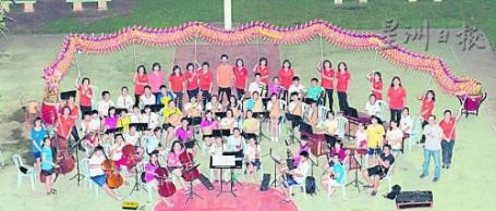 中国侨网麻坡中化中学华乐团与巴冬千年巾帼龙队，两者将首度携手搭配表演。（马来西亚《星洲日报》）