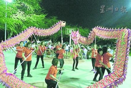 中国侨网千年巾帼龙队动感澎湃的舞龙表演。（马来西亚《星洲日报》）