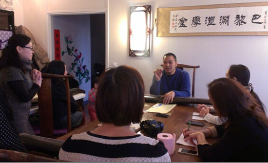 中国侨网金蔚先生为巴黎听众讲古琴与中国文化。（法国《欧洲时报》）