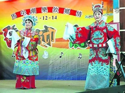 中国侨网两名来自香港的潮语歌手演唱古都潮曲。（马来西亚《星洲日报》）