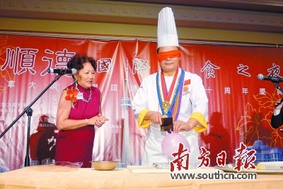 中国侨网顺德名厨林潮带在加拿大表演切土豆丝。(顺德区外事侨务局供图)