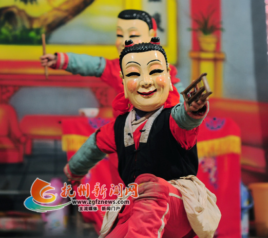 中国侨网孩子跳傩。(胡新平 摄)