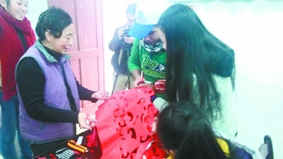 中国侨网何教授(左二)在教留学生剪纸。(李芳 摄)