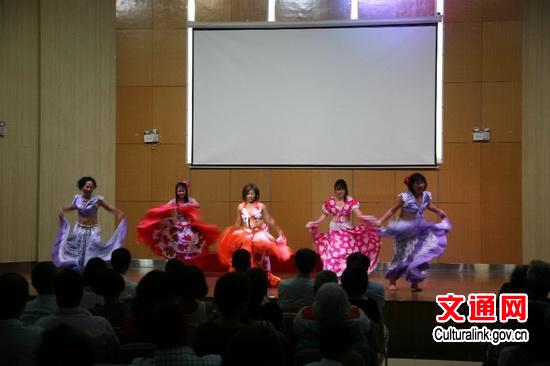 中国侨网塞加舞表演。