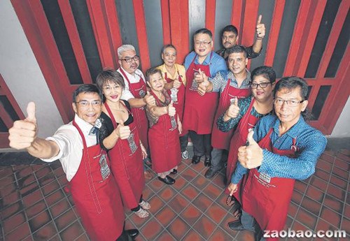 中国侨网6名小贩美食至尊出炉,左起薄饼至尊梁瑞明夫妇、海南牛肉粉至尊唐秀凤母子、鱼片汤至尊颜俊标、卤面至尊许福安、印度炒面至尊阿都拉林与亲友。(新加坡《联合早报》)