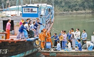 中国侨网新郎在渔船上迎娶新娘。(丁庆林 摄)