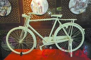 中国侨网现场展示的骨雕作品《自行车》。(莫伟浓 摄)
