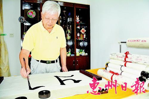 中国侨网郑启心在书写梵文(谭宇川 摄)