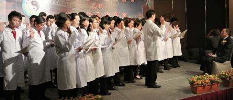 中国侨网霹雳中医药学院第十一届毕业生在学生张国华的率领下,在郑可扬(右一)面前宣誓。(马来西亚《星洲日报》)