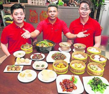 中国侨网莫家豪（左起）、柯添喜及梁力曰3人连手打造美味的点心小炒，让食客吃到不一样的口味。（马来西亚《星洲日报》）