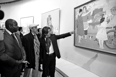 中国侨网中国美术馆馆长吴为山向到场的外国嘉宾介绍参展画作。