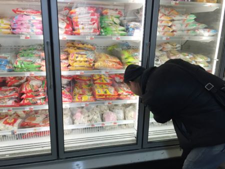 中国侨网超市里华人正在挑不同口味的汤圆和水饺。(美国《侨报》/苏夏竹 摄)