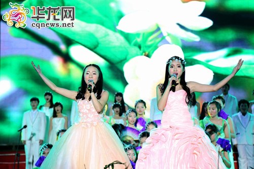 中国侨网学生演唱多语言版本的《茉莉花》。