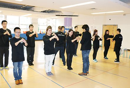 中国侨网华裔青少年们随着郑祖杰的动作认真学习咏春拳。(美国《侨报》/邓凯 摄)