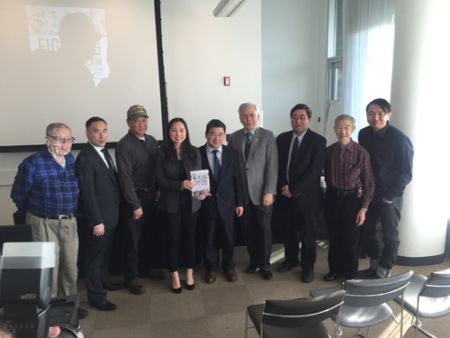 中国侨网梅乐心(左四）举行《为梦而战》一书签书暨座谈会。左五起为顾雅明、黄宏达。(美国《侨报》/林宜莹 摄）