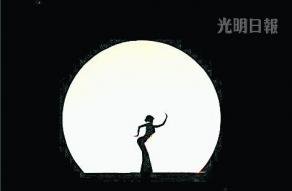 中国侨网“我们从娘胎里就开始跳舞,我们跟云、蚂蚁学走路,然后我们把这些动作变成舞蹈。”杨丽萍将一生都奉献给舞蹈,她不认为舞蹈是个职业,而是种继承,一种使命。(马来西亚《光明日报》)