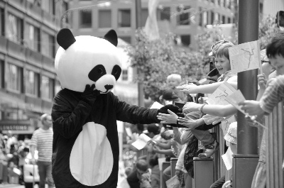 中国侨网惠灵顿圣诞巡游上，“熊猫”与当地居民亲切互动。