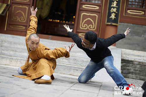 中国侨网图为阿龙同北京云居寺内的僧人切磋中国功夫。