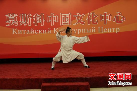中国侨网武当教练胡立清进行武术表演。(王剑 摄)