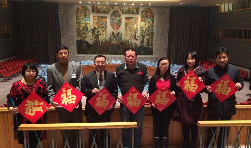 中国侨网马孟杰向联合国中国书会赠送“福”。(美国《侨报》)