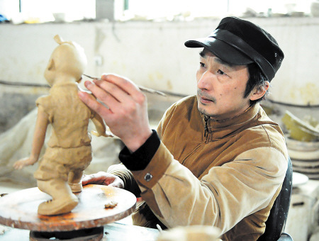 中国侨网长沙望城的陶艺大师刘坤庭正在进行艺术创作。（邹麟 摄）