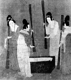 中国侨网唐代画家张萱《捣练图》局部,图中女子皆上半身着短襦,下半身着裙,肩上披帔。