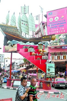 中国侨网鸡场街入口，矗立着郑和宝船的模型。（骆昌威 摄）