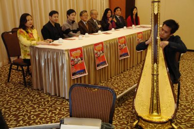 中国侨网竖琴家陈德安以2014年在意大利所挑选、价值7万元、琴身部分为真金、共有47根琴弦所制的竖琴,演奏拉威尔引子与快板。(加拿大《世界日报》/葛健生 摄)