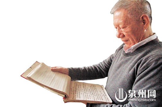 中国侨网老人时常拿出手抄菜谱反复研究。