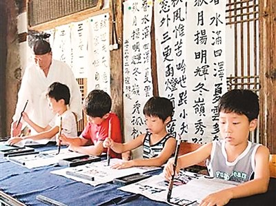 中国侨网图为韩国小学生练习汉字书法。