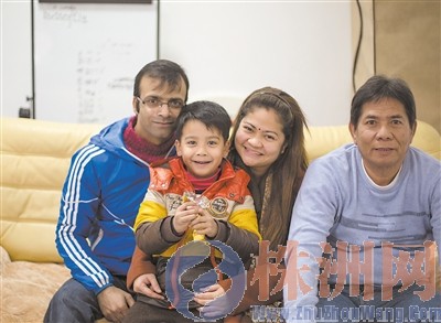 中国侨网Ruhul的一家合影。从左至右依次是Ruhul本人、他的孩子、他的妻子、和他的岳父。（张媛 摄）