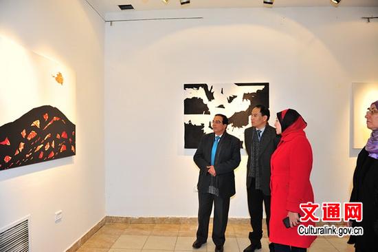 中国侨网嘉宾一同欣赏画展。(高峰 摄)