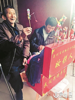 中国侨网父子俩一起制作“妆糕人”。(陈秋芳 摄)