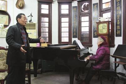 中国侨网夏正奎加紧练习将在美国表演的歌曲。（王漫 摄影）