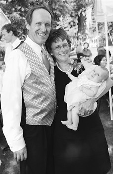 中国侨网成谊(左一)与家人。