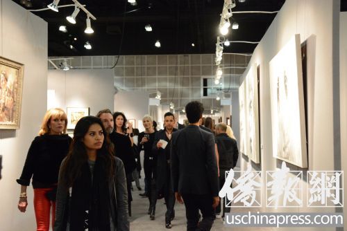 中国侨网洛杉矶的艺术爱好者在洛杉矶艺术展上浏览中国展的艺术品。(美国《侨报》/夏嘉 摄)