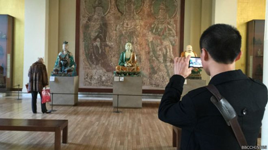 中国侨网到伦敦大英博物馆参观的中国游客逐年增多。（英国BBC中文网）