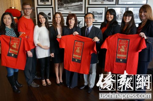 中国侨网文化参赞车兆和(右四)、首席执行官瓦格纳(右五)在2015“欢乐春节·魅力北京” 中国年庆祝活动上与与会代表合影。(美国《侨报》/邱晨 摄)