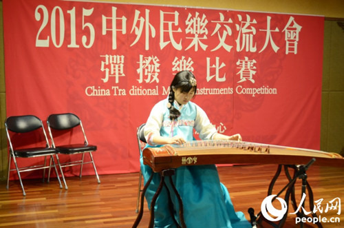 中国侨网参赛选手在专心表演。（黄海燕 摄）
