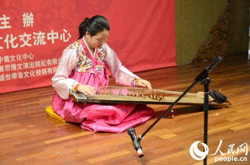 中国侨网参赛选手在专心表演。（黄海燕 摄）
