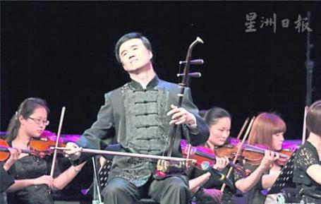 中国侨网朱昌耀全神贯注的投入在演奏中神情。(马来西亚《星洲日报》)