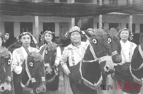 中国侨网每到大年初一，贵溪樟坪畲族乡就开始跳起马灯舞。