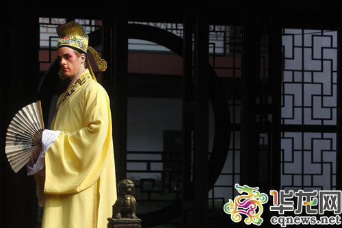 中国侨网经过老师的指点,玄易风走上舞台感受川剧表演的魅力。(李靖 摄)