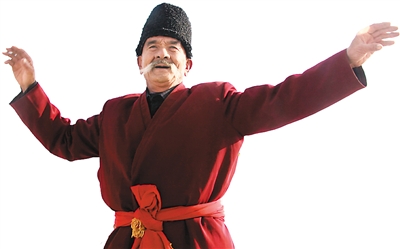 中国侨网年长的舞者。