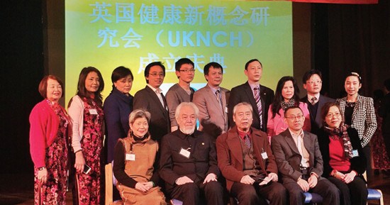 中国侨网参会嘉宾与研究会全体工作人员合影。（法国《欧洲时报》英国版/王婷舒 摄）