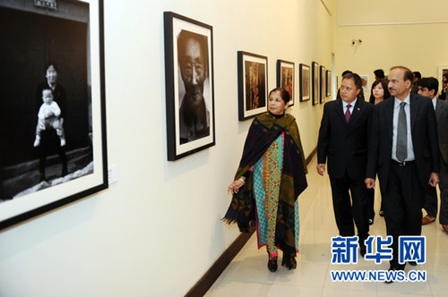 中国侨网中国驻巴基斯坦使馆文化参赞张英保(左二）、巴基斯坦新闻广播国家遗产部常秘穆罕默德·阿扎姆（右一）参观艺术家作品。（黄宗治 摄）